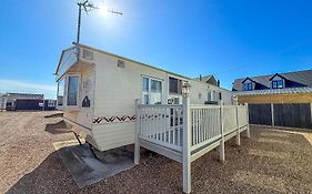 6 Berth Caravan In Hunstanton, Ideal For Seaside Holidays Ref 13004L